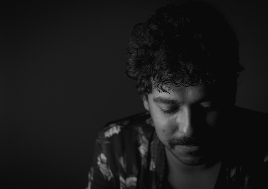 João Arantes estreia solo investindo no&nbsp;eletrônico