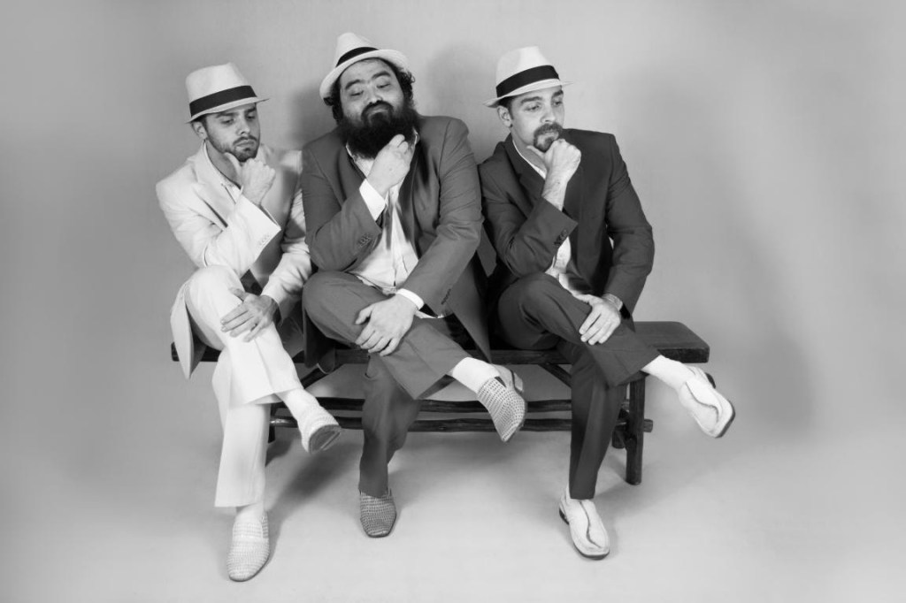 Trio Gato com Fome passeia pela realidade diária com suingue e&nbsp;irreverência