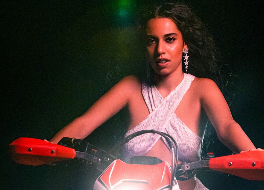 Um leão saudando as cores do verão: a estreia da popstar Marina&nbsp;Sena