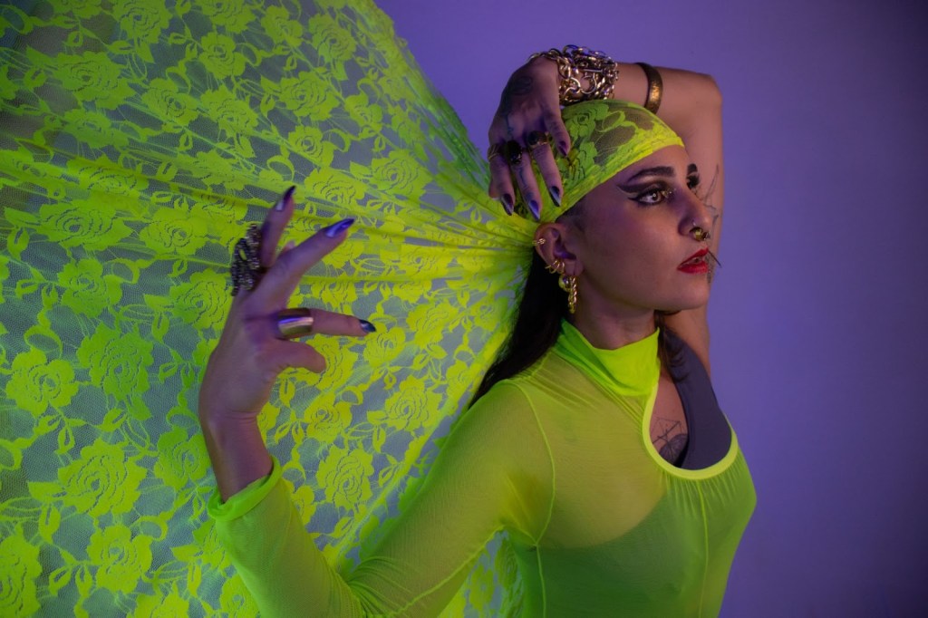 Aiyra chama para dançar e resistir ao capitalismo em&nbsp;Leve