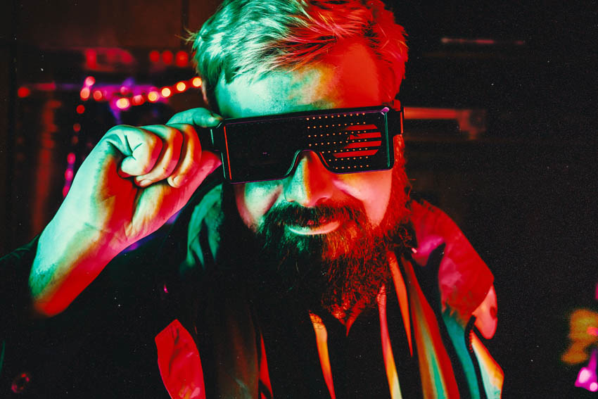 Glow é o tributo de Rieg ao eletrônico dos anos&nbsp;80