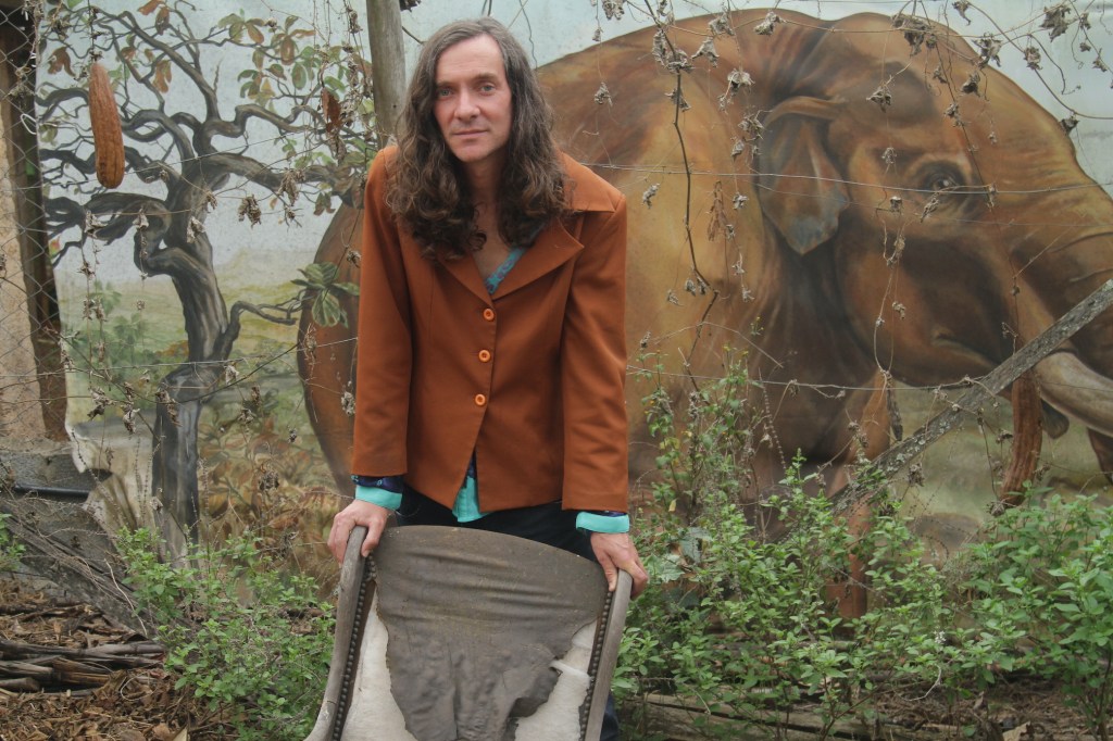 Tatá Aeroplano está de volta, entre a euforia e a&nbsp;melancolia