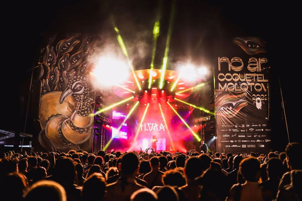 De volta à casa mais brilhante que o sol: No Ar Coquetel Molotov retorna em grande&nbsp;estilo