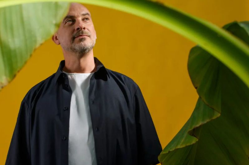 O Paraíso, de Lucas Santtana, traz de volta a&nbsp;felicidade