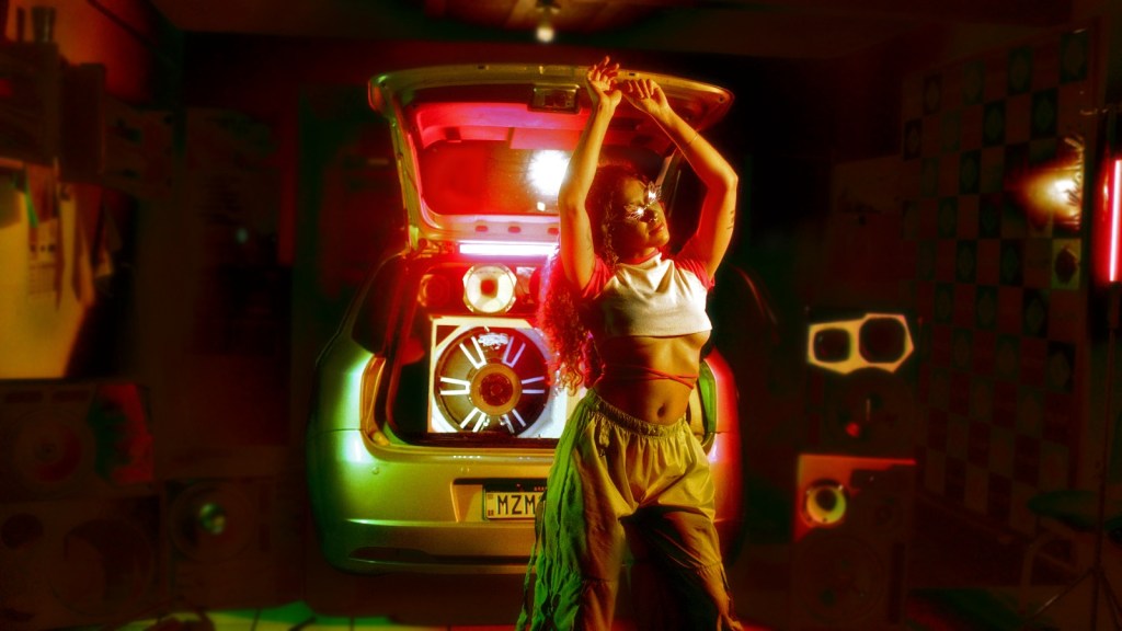 Cami Santiz estreia com singles e promessas de&nbsp;novidades